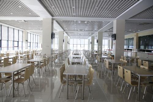 企業(yè)食堂承包給專(zhuān)業(yè)公司和自我管理有利有弊？